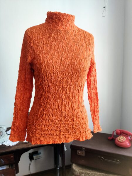 blusa na cor laranja , original anos 70, gola alta, o tecido é sintético com elastano